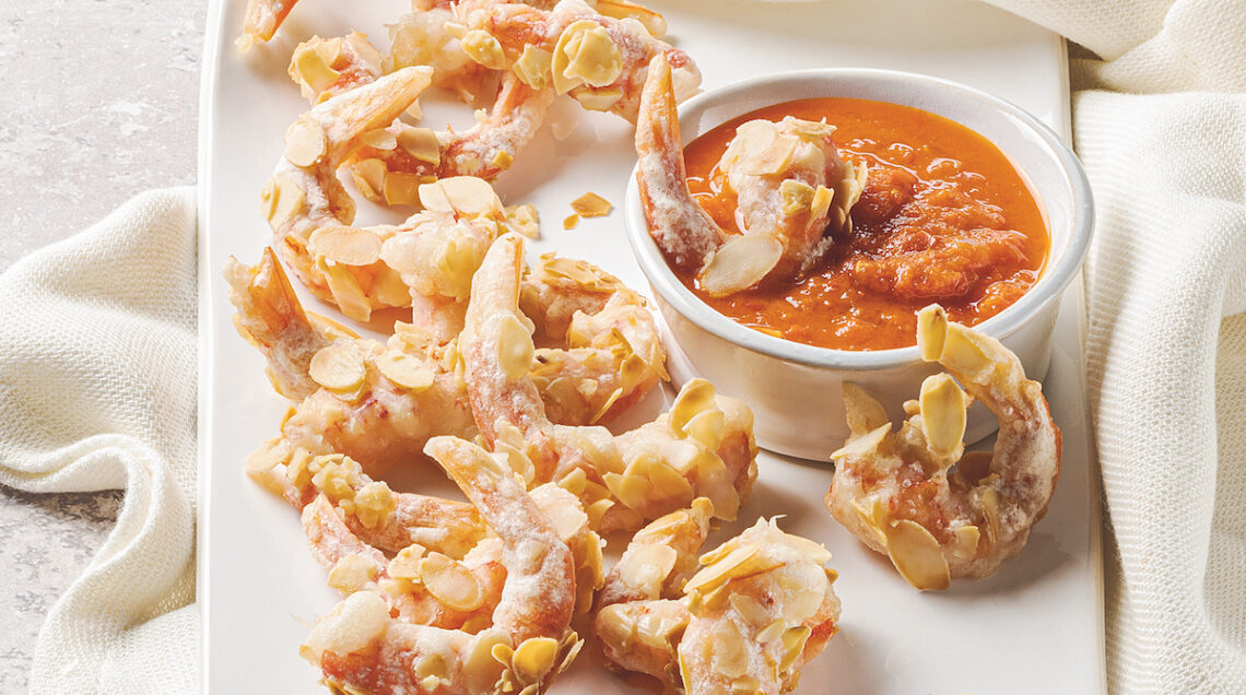 Gamberi in crosta di mandorle con salsa di peperoni