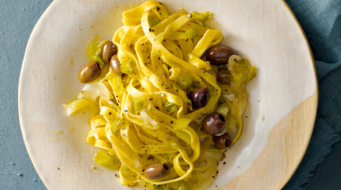 Fettuccine saltate ai cipollotti e olive