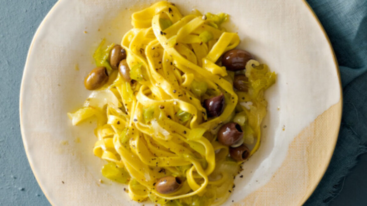 Fettuccine saltate ai cipollotti e olive
