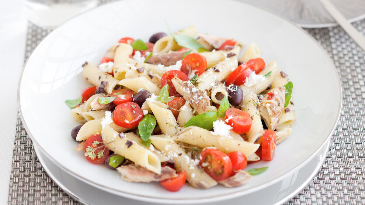 Insalata di pasta allo sgombro con pomodorini e basilico