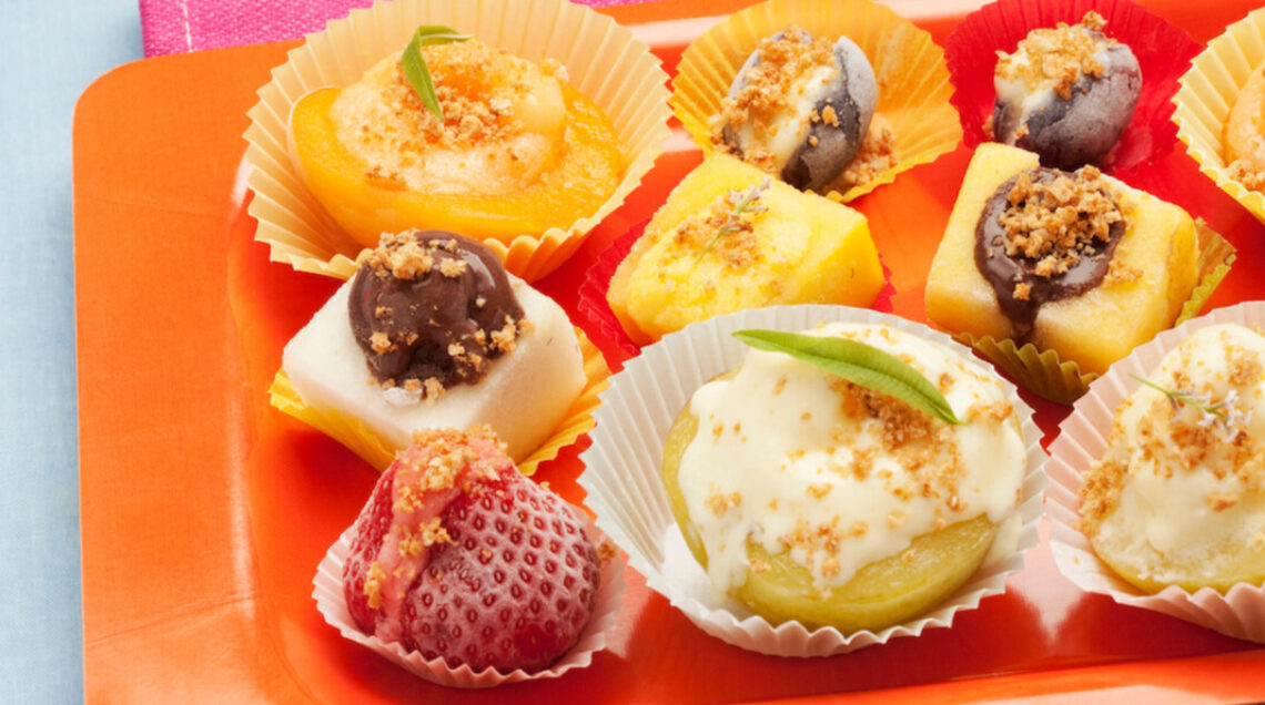 Frutta estiva ripiena di gelato
