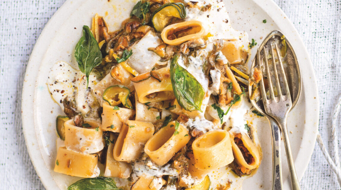 Calamarata con zucchine caramellate e basilico fritto