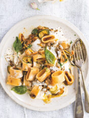 Calamarata con zucchine caramellate e basilico fritto