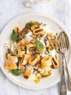 Calamarata con zucchine caramellate e basilico fritto