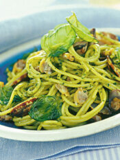 Spaghettini con vongole al pesto e basilico fritto