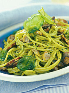 Spaghettini con vongole al pesto e basilico fritto