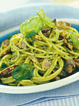 Spaghettini con vongole al pesto e basilico fritto