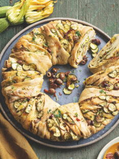 Ciambella alle zucchine, aglio e olive