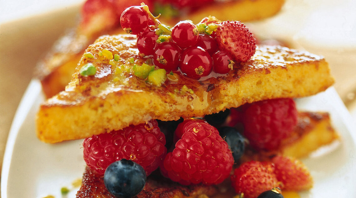 French toast con frutti di bosco e pistacchi