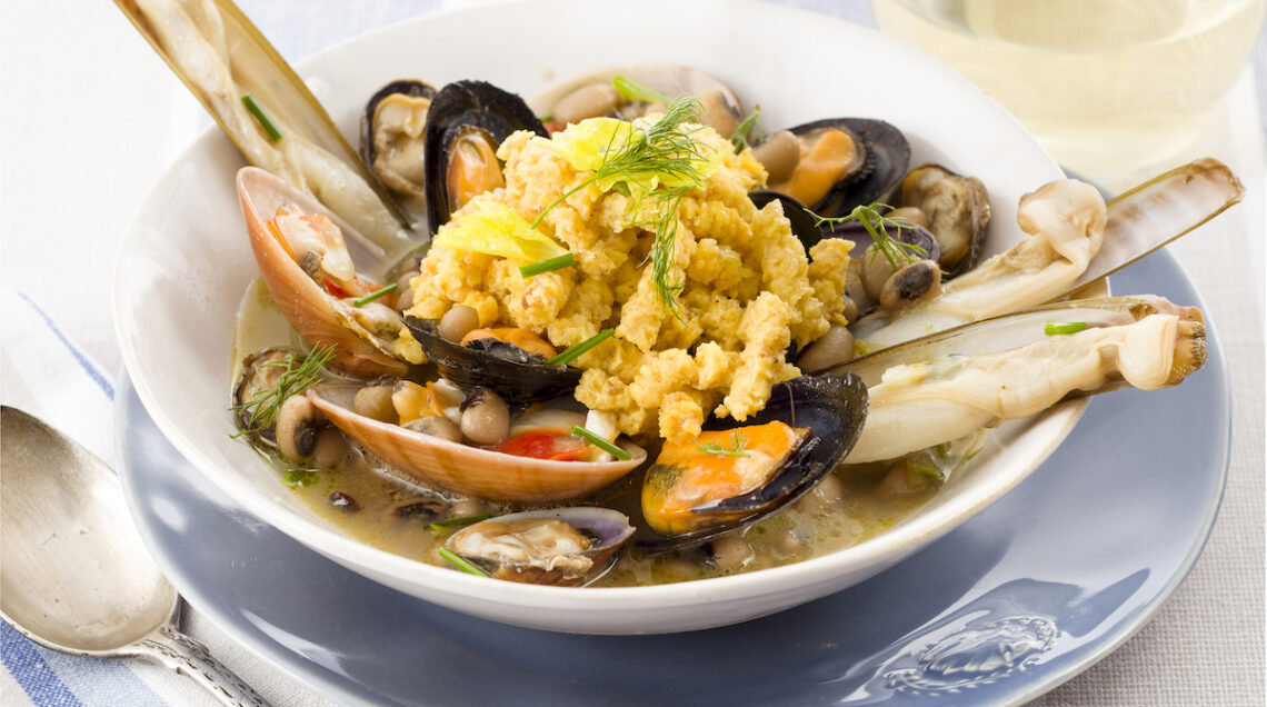 Zuppetta di conchiglie con fagioli dall'occhio e passatelli marchigiani
