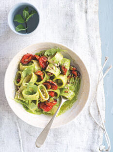 Calamarata con pomodorini al forno, pesto di rucola e spinacini