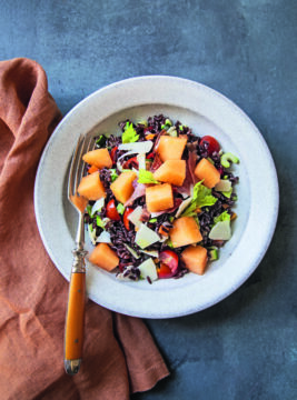 Insalata di riso nero con verdure e speck