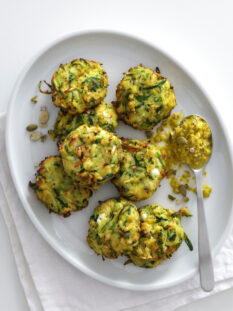 Polpette di zucchine e feta con salsa di fiori
