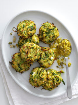 Polpette di zucchine e feta con salsa di fiori