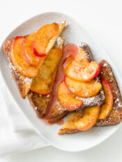 French toast con pesche alla cannella