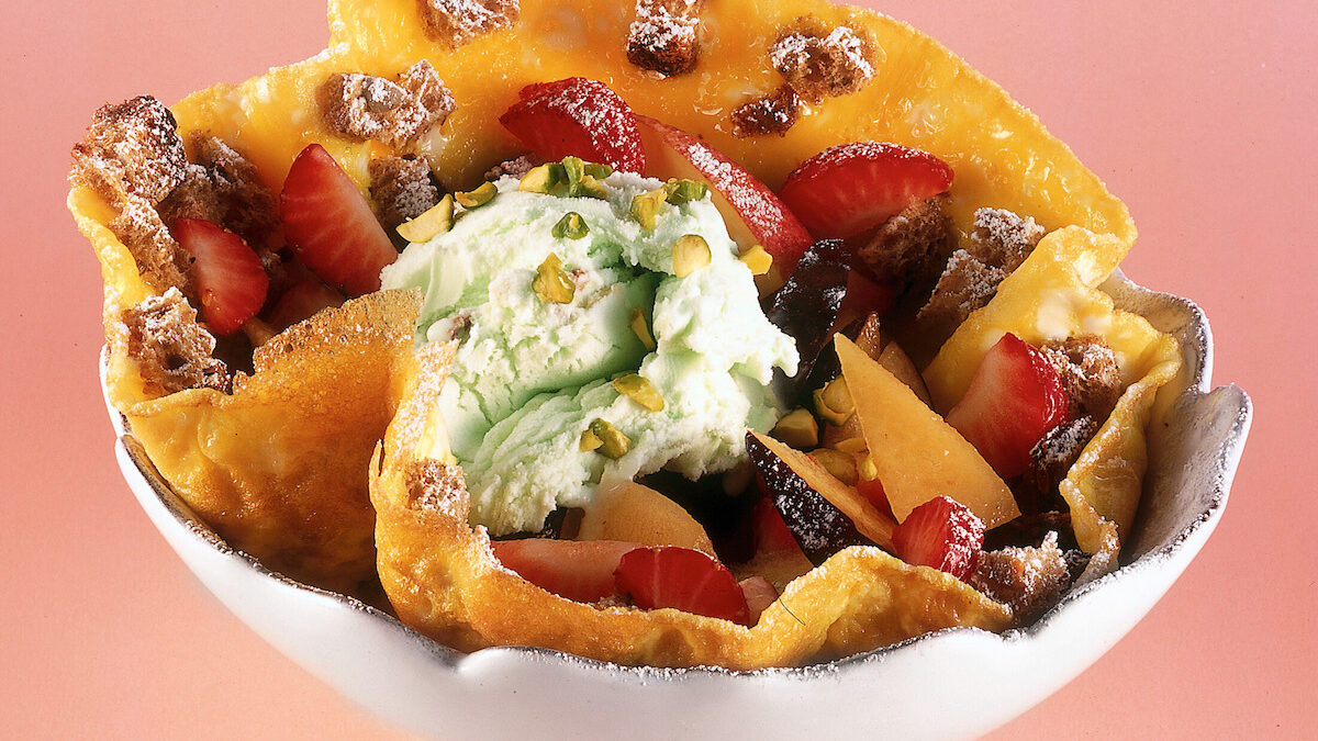 Frittata dolce con frutta e gelato