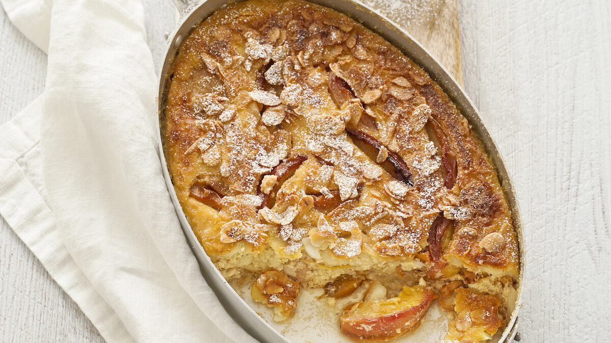 Clafoutis con pesche caramellate allo zenzero e mandorle