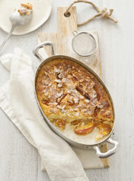 Clafoutis con pesche caramellate allo zenzero e mandorle