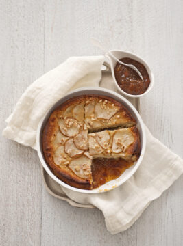 clafoutis con pere, confettura di fichi e nocciole