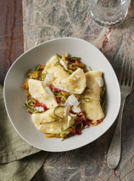 Tortelli di patate con tomino di capra e verdure