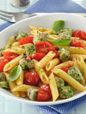 Penne con tonno scottato, pesto e pomodorini