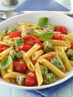 Penne con tonno scottato, pesto e pomodorini