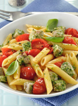 Penne con tonno scottato, pesto e pomodorini