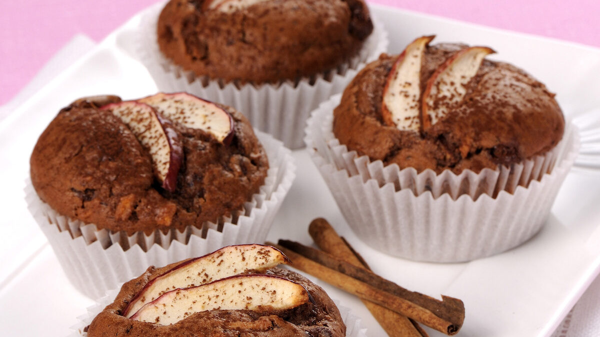 Muffin al cacao con mele e cannella
