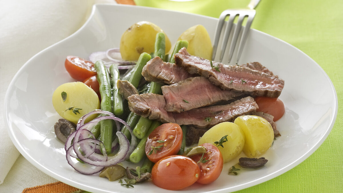 Insalata nizzarda con filetto di manzo