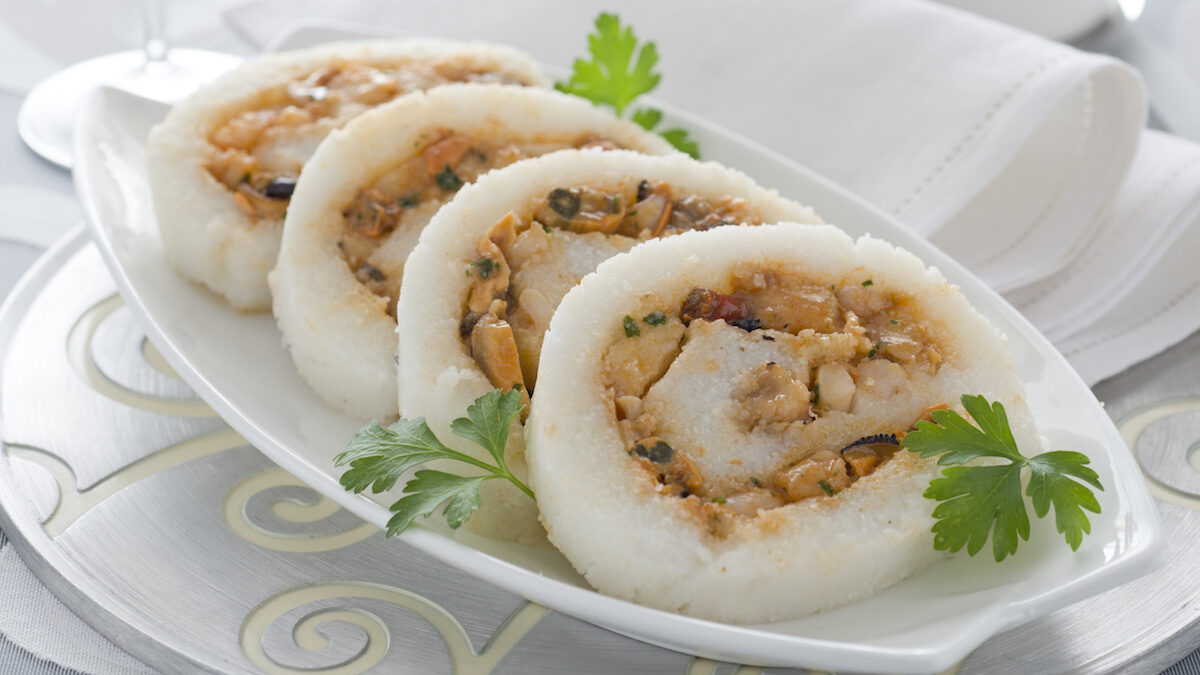 Rotolo bianco di polenta al sugo di mare