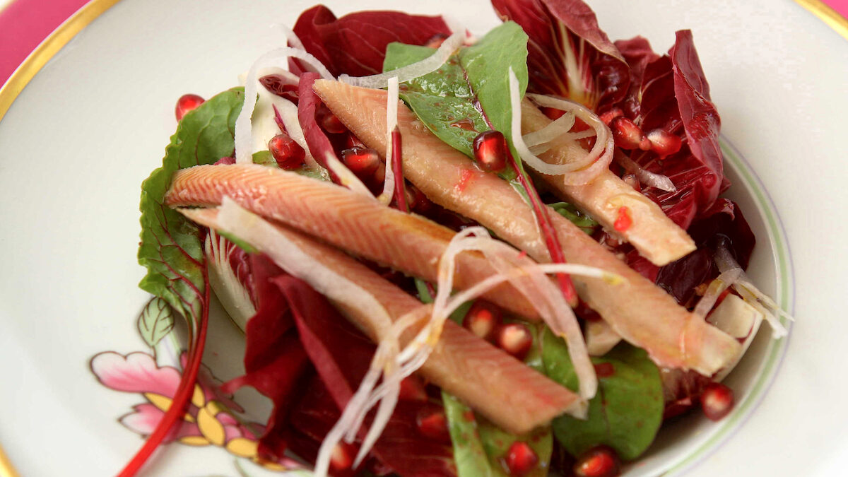 Insalata di radicchio con melagrana e anguilla affumicata
