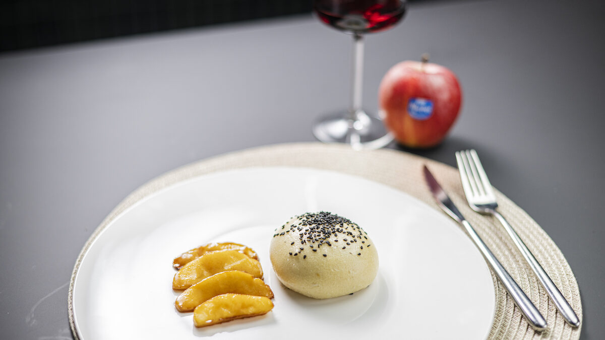 Panino bao al vapore con manzo speziato e Gala glassata al miele grigliata