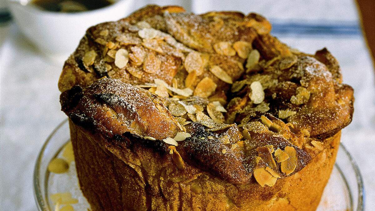 Torta di mele soffice, con mandorle e cannella