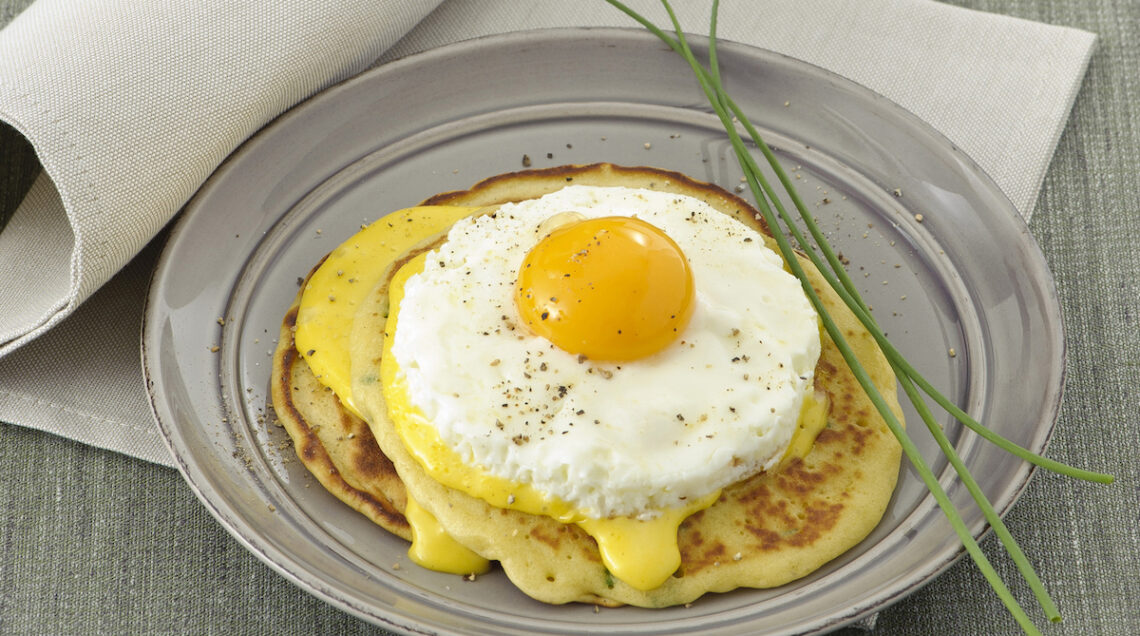 Pancake all'erba cipollina con uovo e olandese