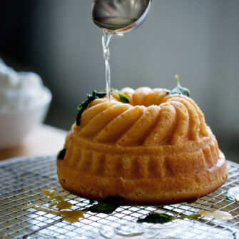 Babà allo sciroppo di rum, limone e menta