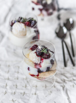 Crema alla mandorla e pistacchio con more al rosmarino