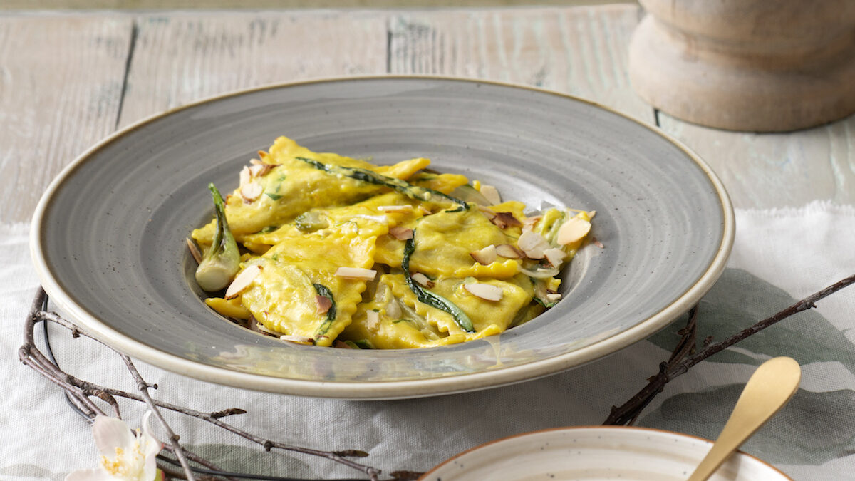 Tortelli ai carciofi con crema di zafferano e mandorla