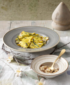 TORTELLI Ai CARCIOFI CON CREMA DI ZAFFERANO E MANDORLA