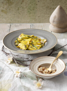 TORTELLI Ai CARCIOFI CON CREMA DI ZAFFERANO E MANDORLA