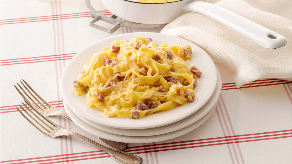 Fettuccine alla papalina con crudo e pecorino