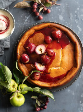 Torta di yogurt e mascarpone con meline al vino rosso