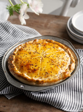 Pie alla greca con porri, cipollotti e fave