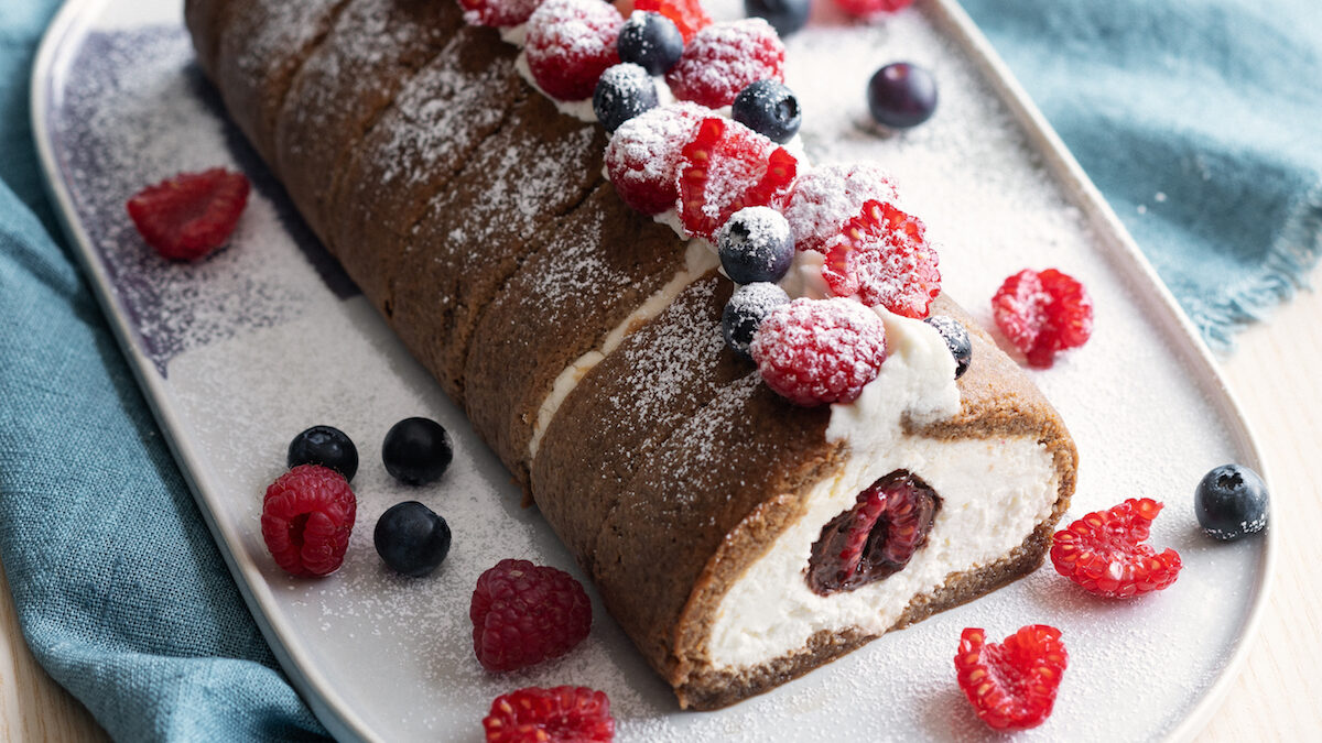 Rotolo di tiramisù ai lamponi con crema alla nocciola