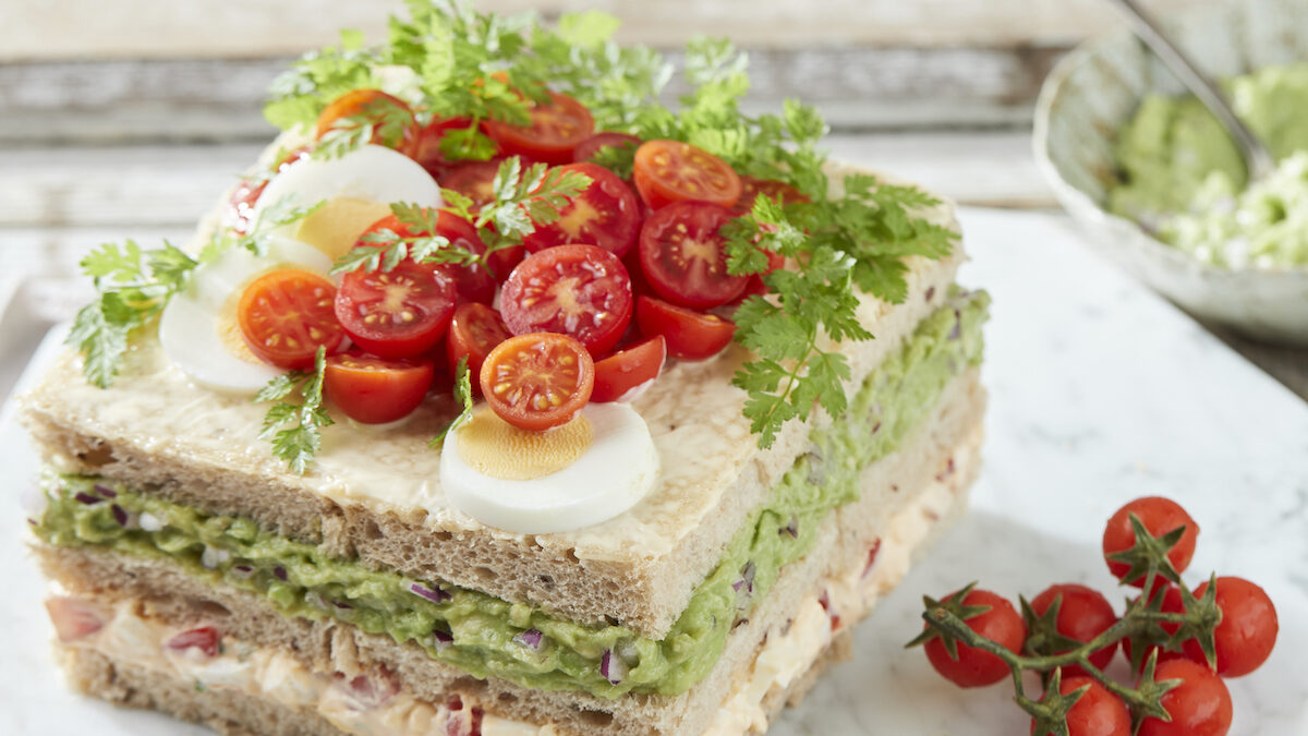 Torta sandwich di avocado, uova sode e pomodorini