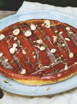Tatin di carote con nocciole e acciughe