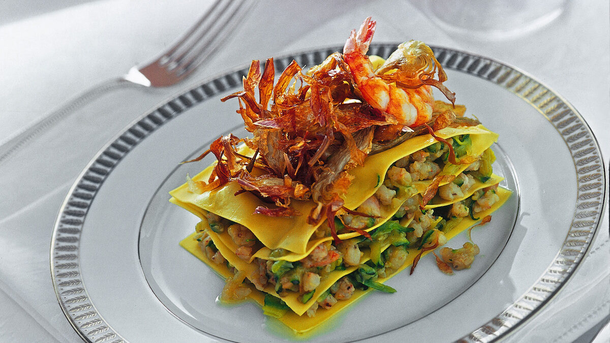 Torrette con zucchine, gamberi e carciofi fritti