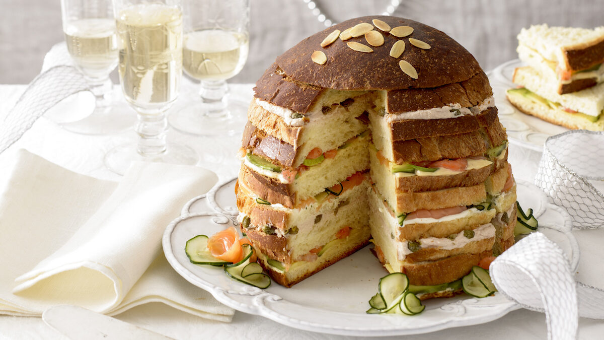Panettone gastronomico con salmone, tonno e cetrioli