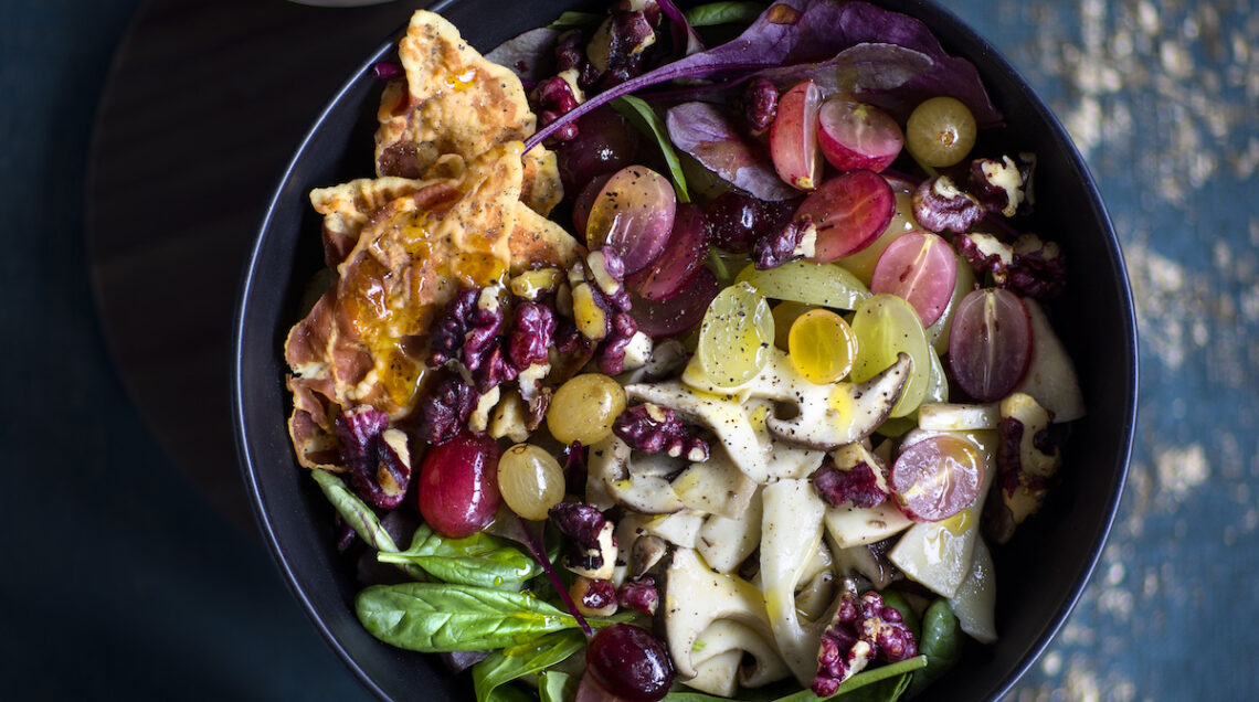 Insalata di uva e spinaci con noci e pancetta
