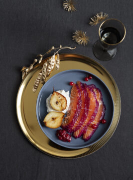 Gravlax di salmone al cavolo rosso con pere e salsa di ribes
