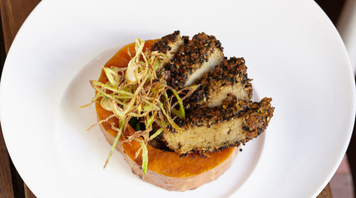 Seitan in crosta di sesamo con zucca al forno e porro fritto